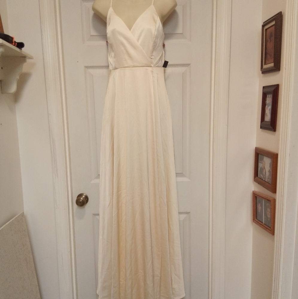 🆕 Lulu's👗Cream color🌹soft satin feel🦋mock wrap